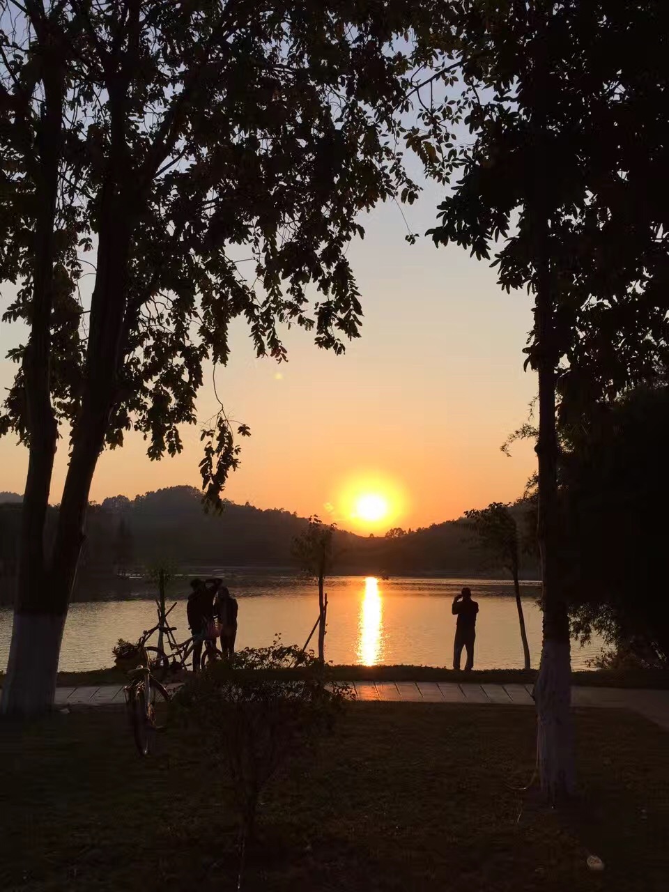 名称：夕阳
关键词：夕阳
尺寸：960×1280
类型：JPG
